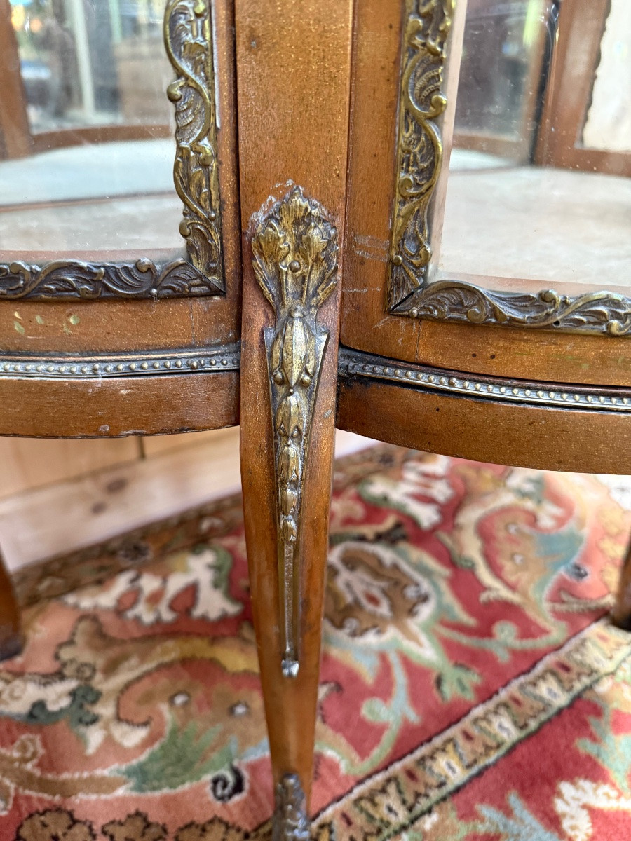 Vitrine galbée de style Louis XV en bois peint et bronze -photo-2