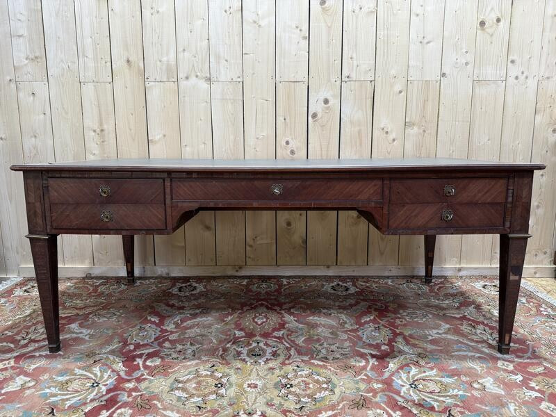 Bureau plat de style Louis XVI en marqueterie 196 cm