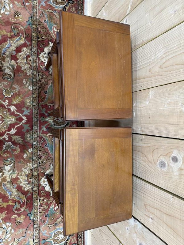 Paire de tables de chevets de style Louis XVI en merisier -photo-1