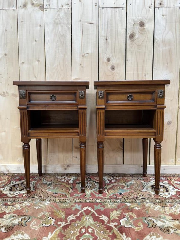 Paire de tables de chevets de style Louis XVI en merisier 