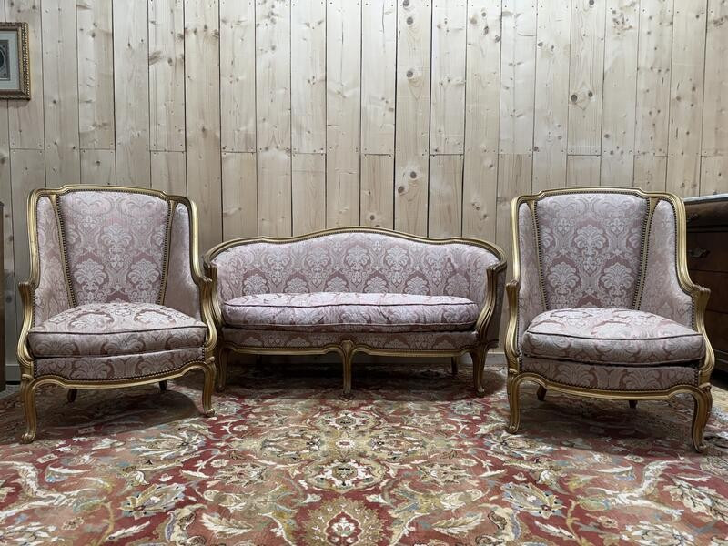 Salon de style Louis XV en bois doré avec canapé et paire de fauteuils 