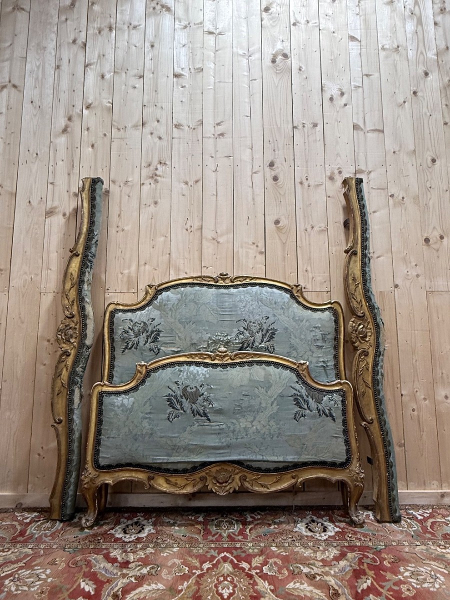 Lit en bois doré et sculpté de style Louis XV signé "Alice Courtois"