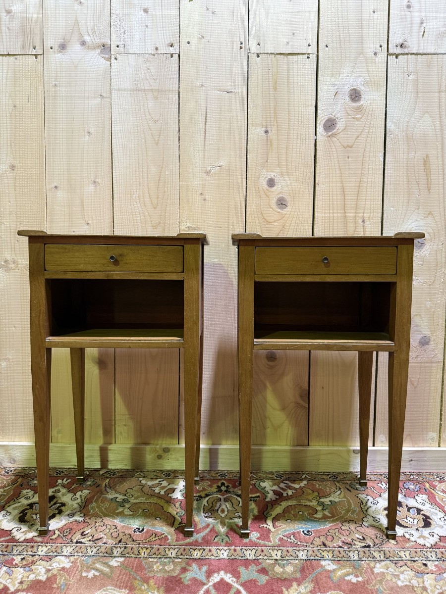 Paire de tables de chevets à niches de style Louis XVI en merisier