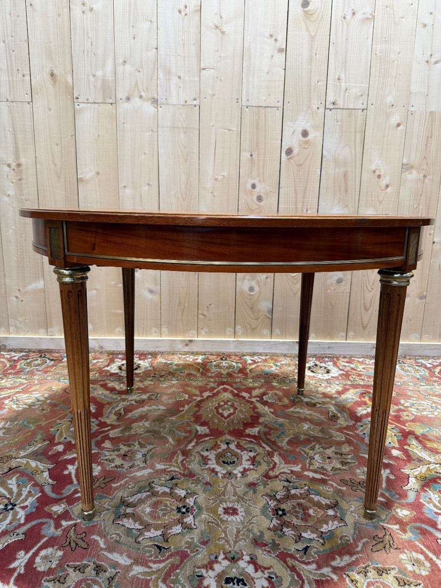 Table à manger ronde de style Louis XVI plateau cuir 