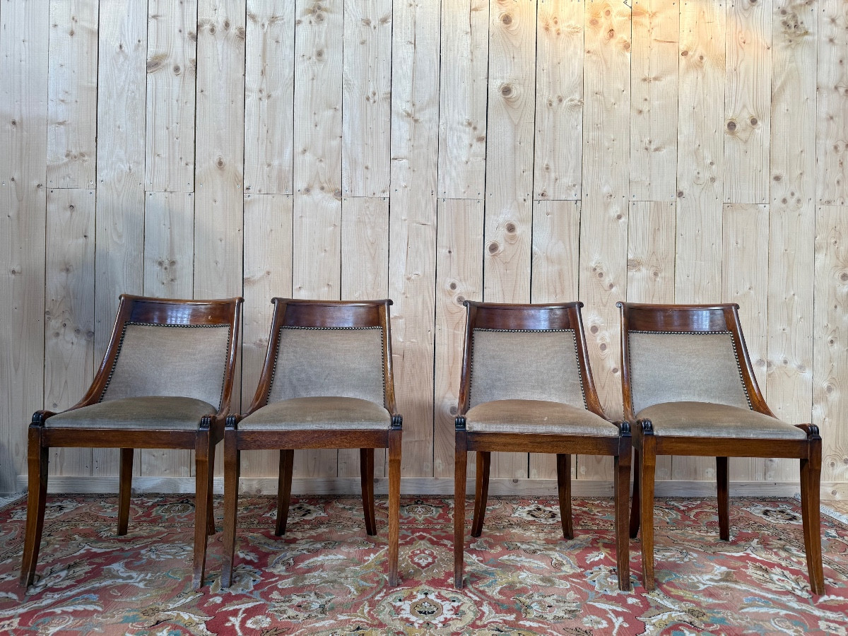 Suite de 4  chaises gondoles de style Empire 