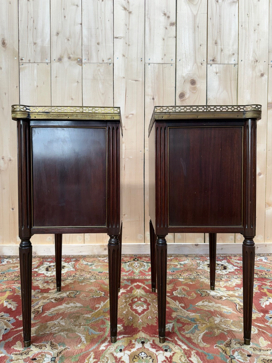 Paire de tables de chevets de style Louis XVI en acajou -photo-1