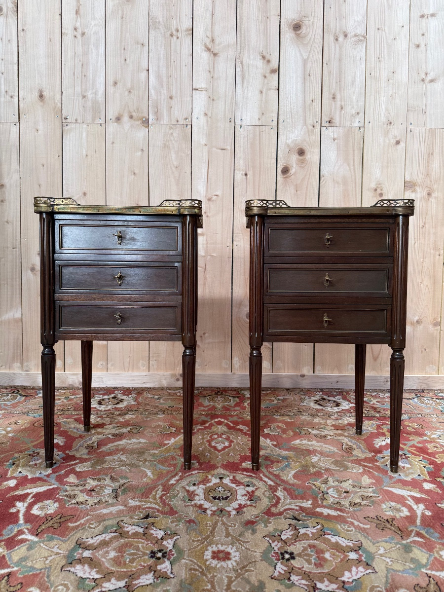 Paire de tables de chevets de style Louis XVI en acajou 
