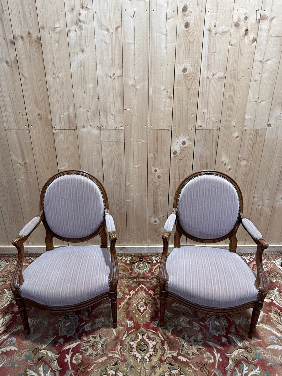 Paire de larges fauteuils médaillon de style Louis XVI-photo-2