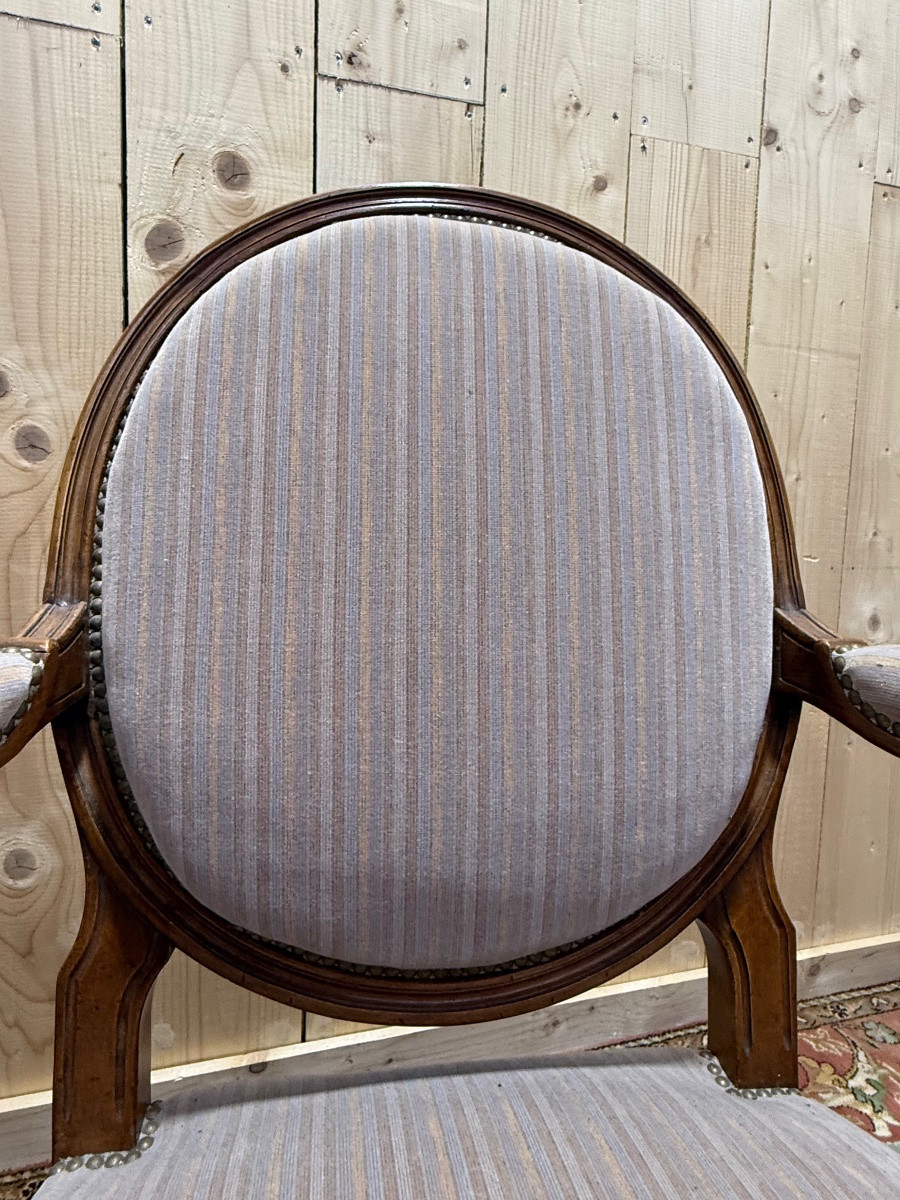 Paire de larges fauteuils médaillon de style Louis XVI-photo-3