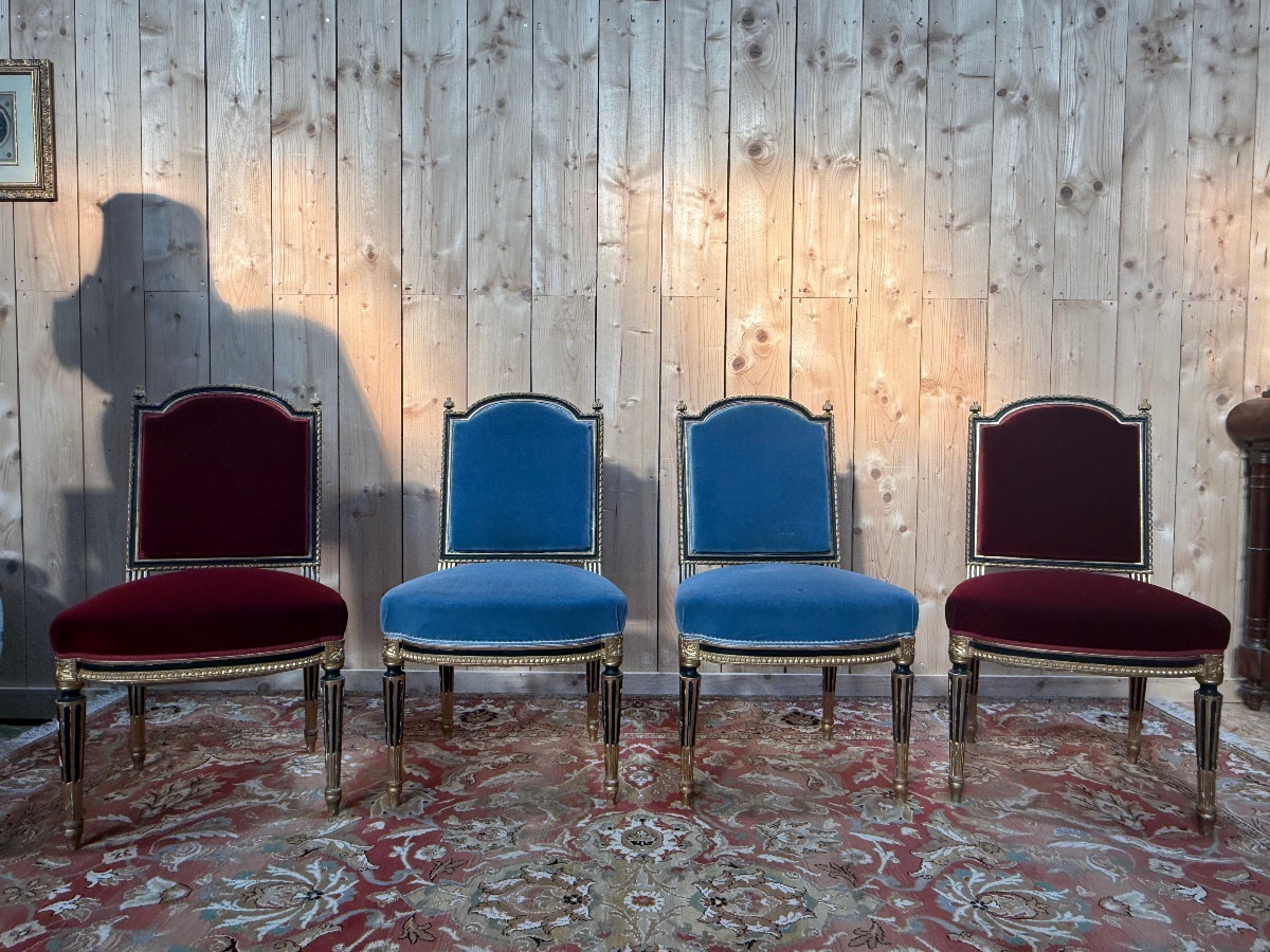 Suite de 4 chaises de style Napoléon III bois noirci et doré 
