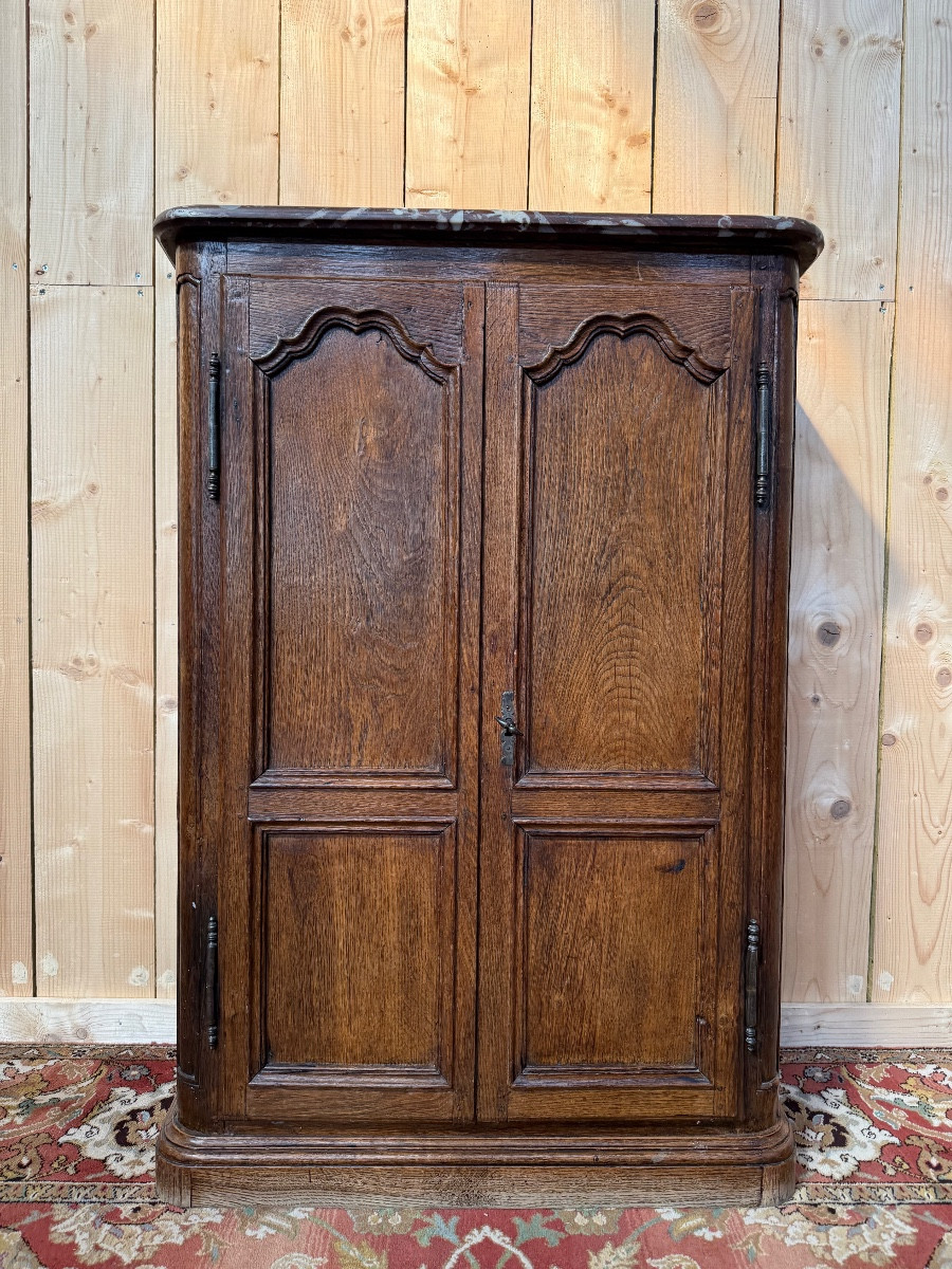 Petite armoire de style Louis XIV en chêne massif 