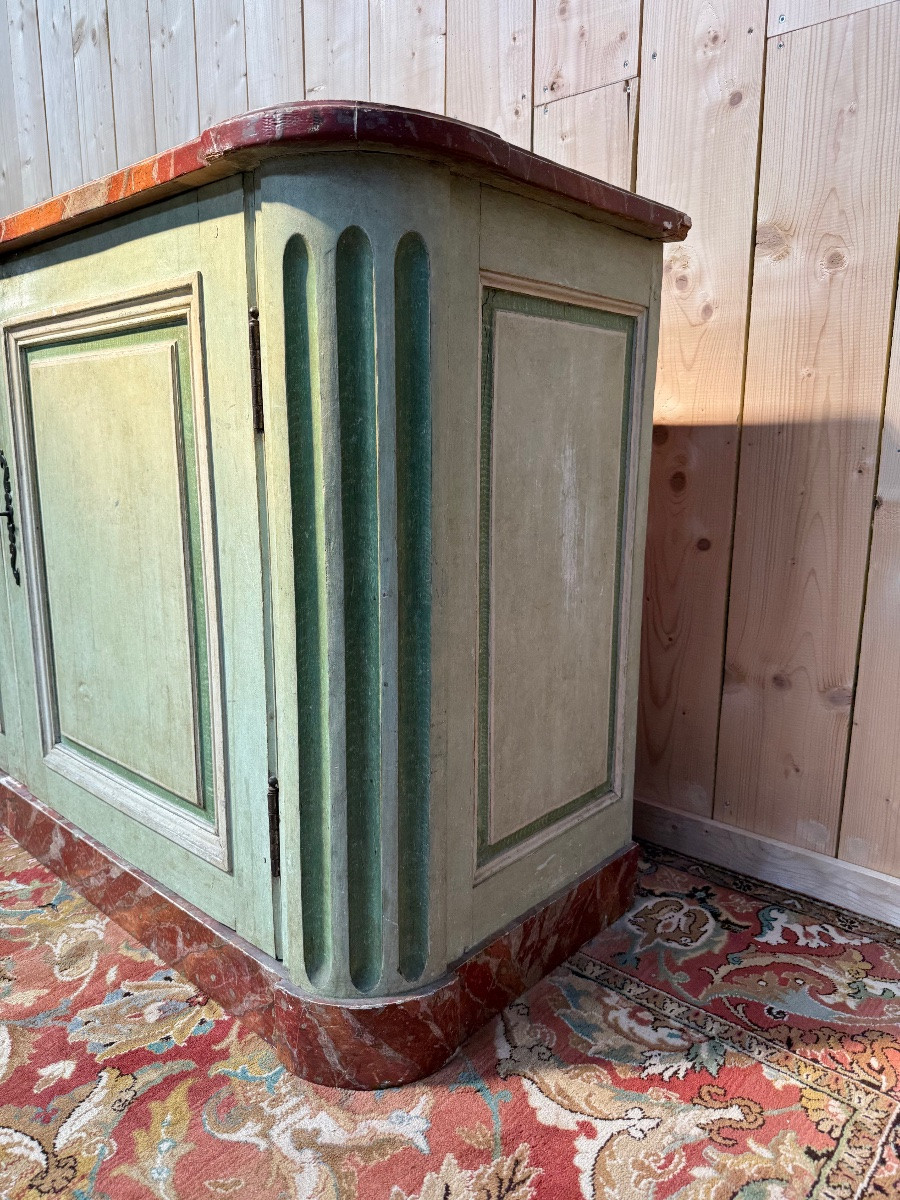 Buffet à plinthe Louis XIV style "Chasse" en bois et faux marbre -photo-1