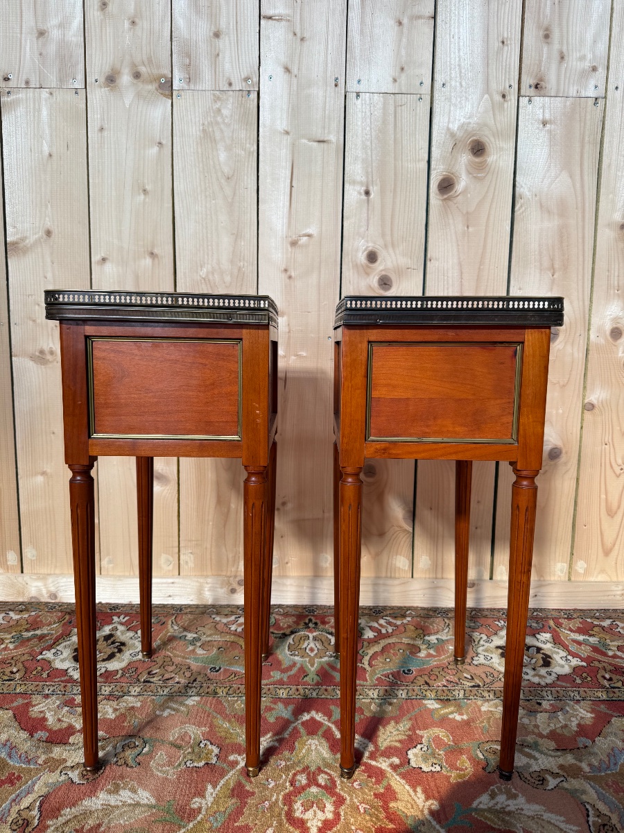 Paire de tables de chevets de style Louis XVI en merisier et marbre -photo-4