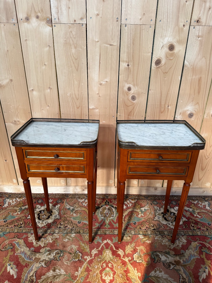 Paire de tables de chevets de style Louis XVI en merisier et marbre -photo-1