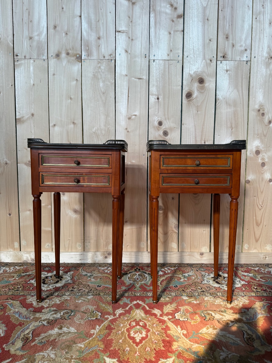 Paire de tables de chevets de style Louis XVI en merisier et marbre 