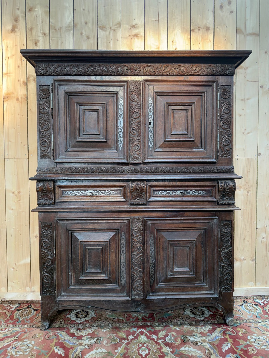 Buffet deux corps d'époque Renaissance en chêne sculpté