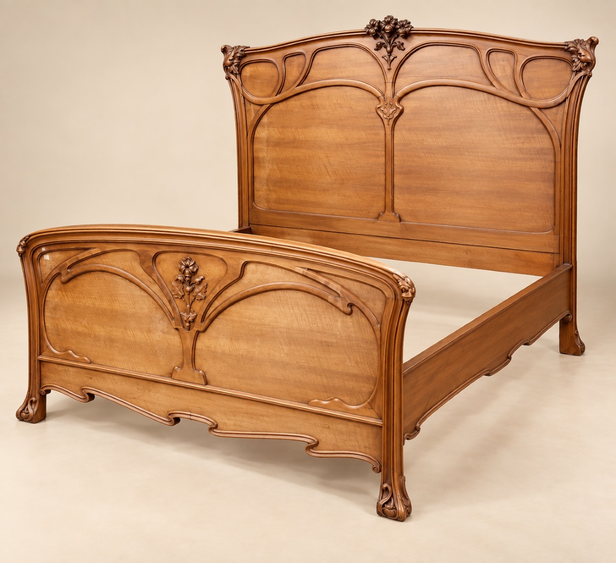 Lit d'époque Art Nouveau en acajou et placage d'acajou 