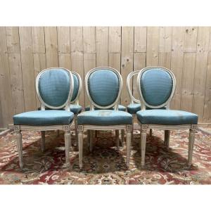 Suite de 6 chaises médaillons de style Louis XVI rechampi 