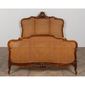 Lit style Louis XV en hêtre sculpté et canné