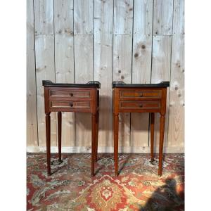 Paire de tables de chevets de style Louis XVI en merisier et marbre 