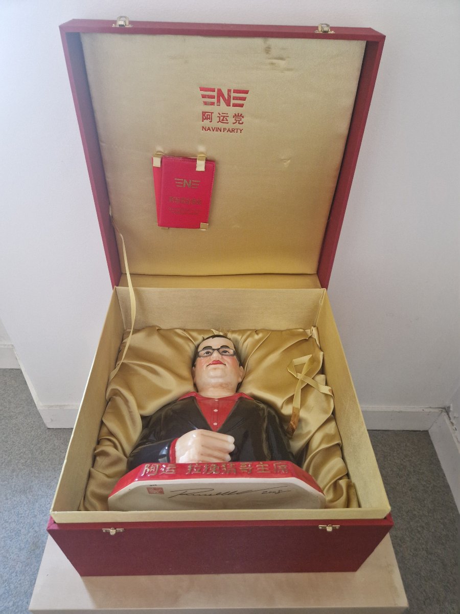 Buste en céramique de Navin Rawanchaikul galerie Enrico  Navarra