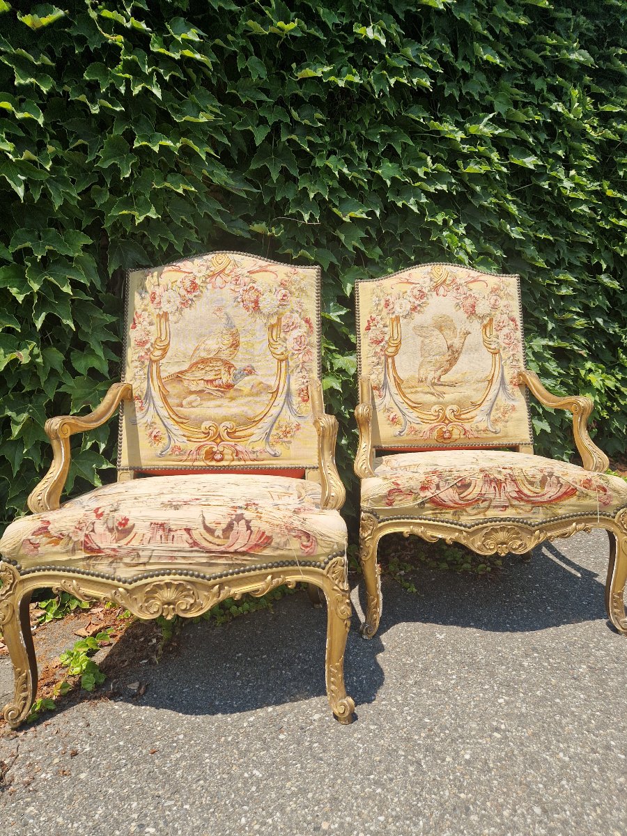 Paire de fauteils en bois doré Nap III, garnis de tapisserie fine d'aubusson.