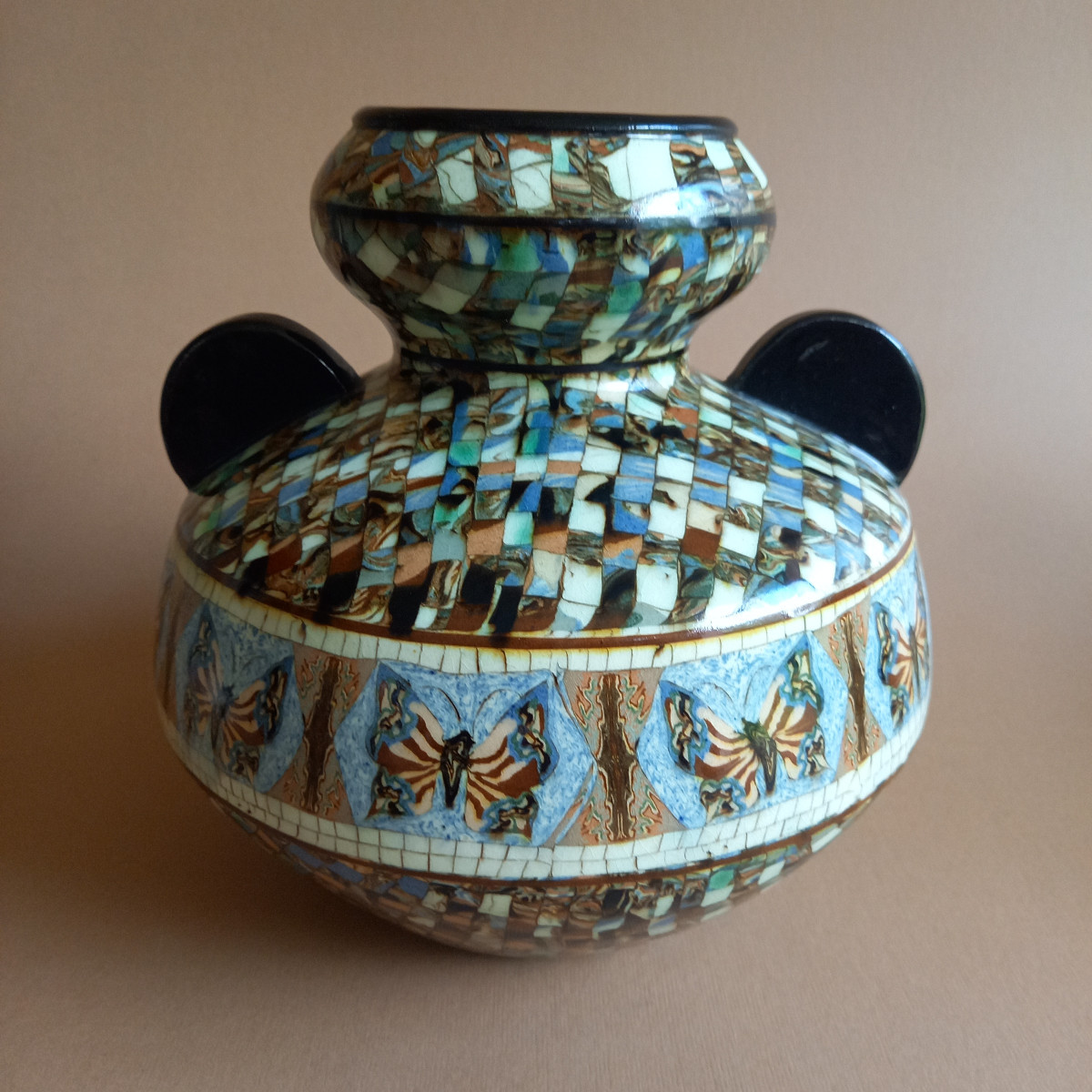 Vase Vers 1930 à Décor Mosaiqué De Papillons Signé Jean Gerbino