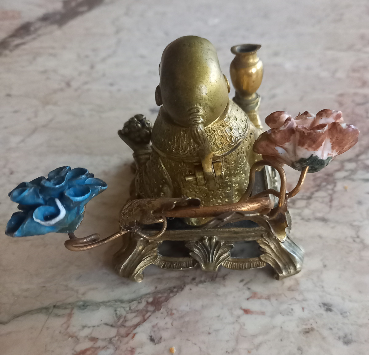 encrier en bronze représentant un bouddha assis sur un tertre décoré de fleurs fin XIX-photo-2