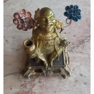 encrier en bronze représentant un bouddha assis sur un tertre décoré de fleurs fin XIX