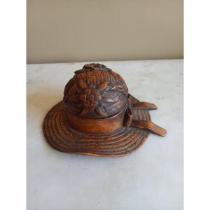Encrier en bois représentant un chapeau tyrolien 