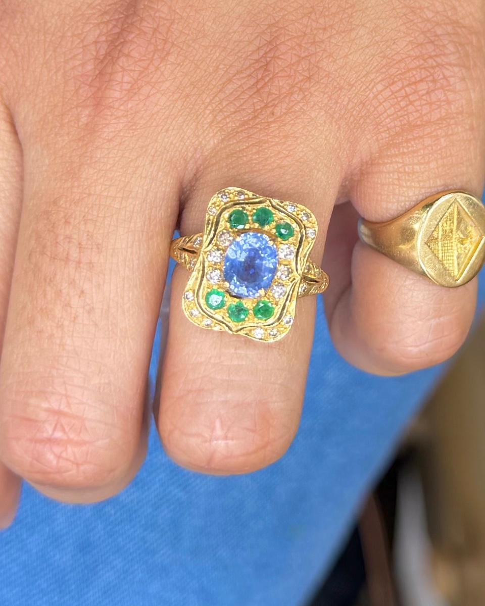 Bague entourage en or jaune, saphir, tanzanites et diamants-photo-3