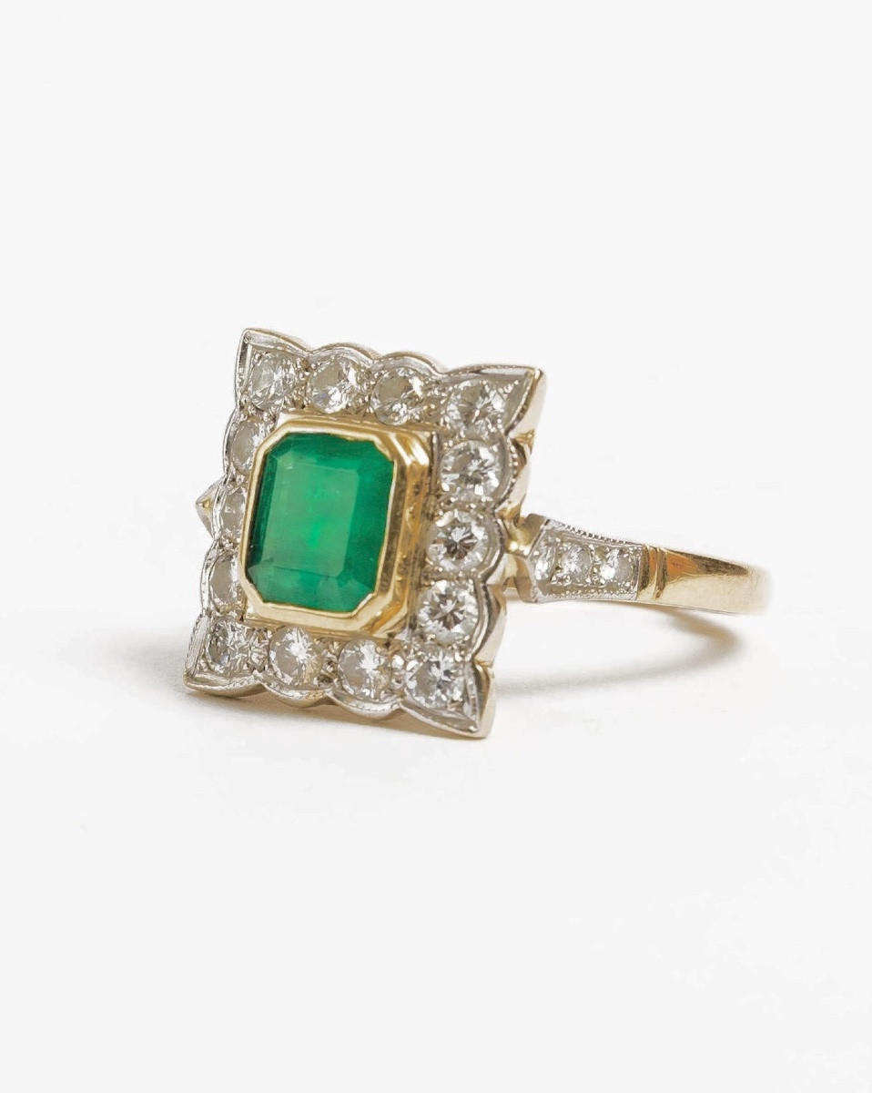 Bague entourage en or jaune, or blanc émeraude et diamants-photo-3