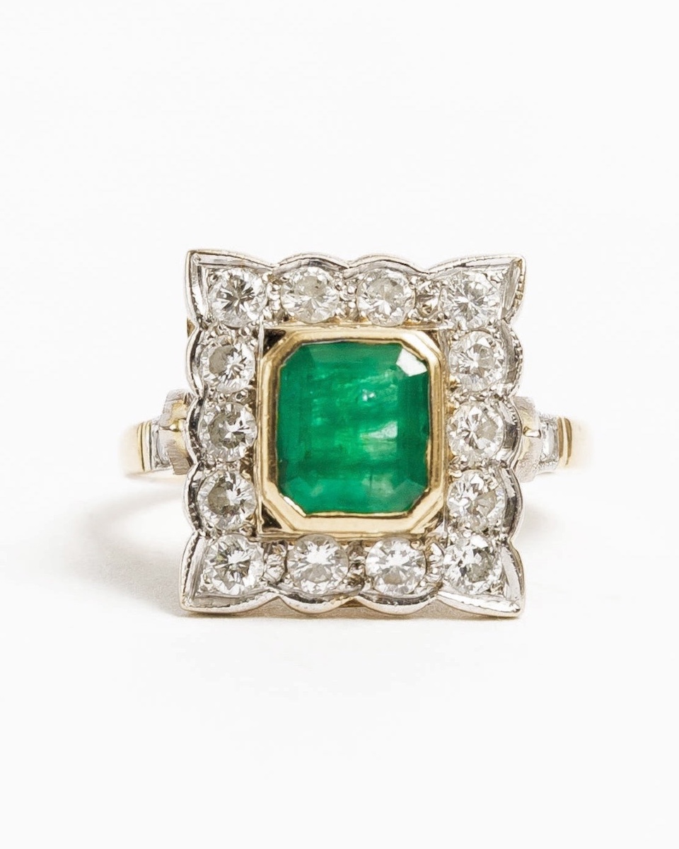 Bague entourage en or jaune, or blanc émeraude et diamants