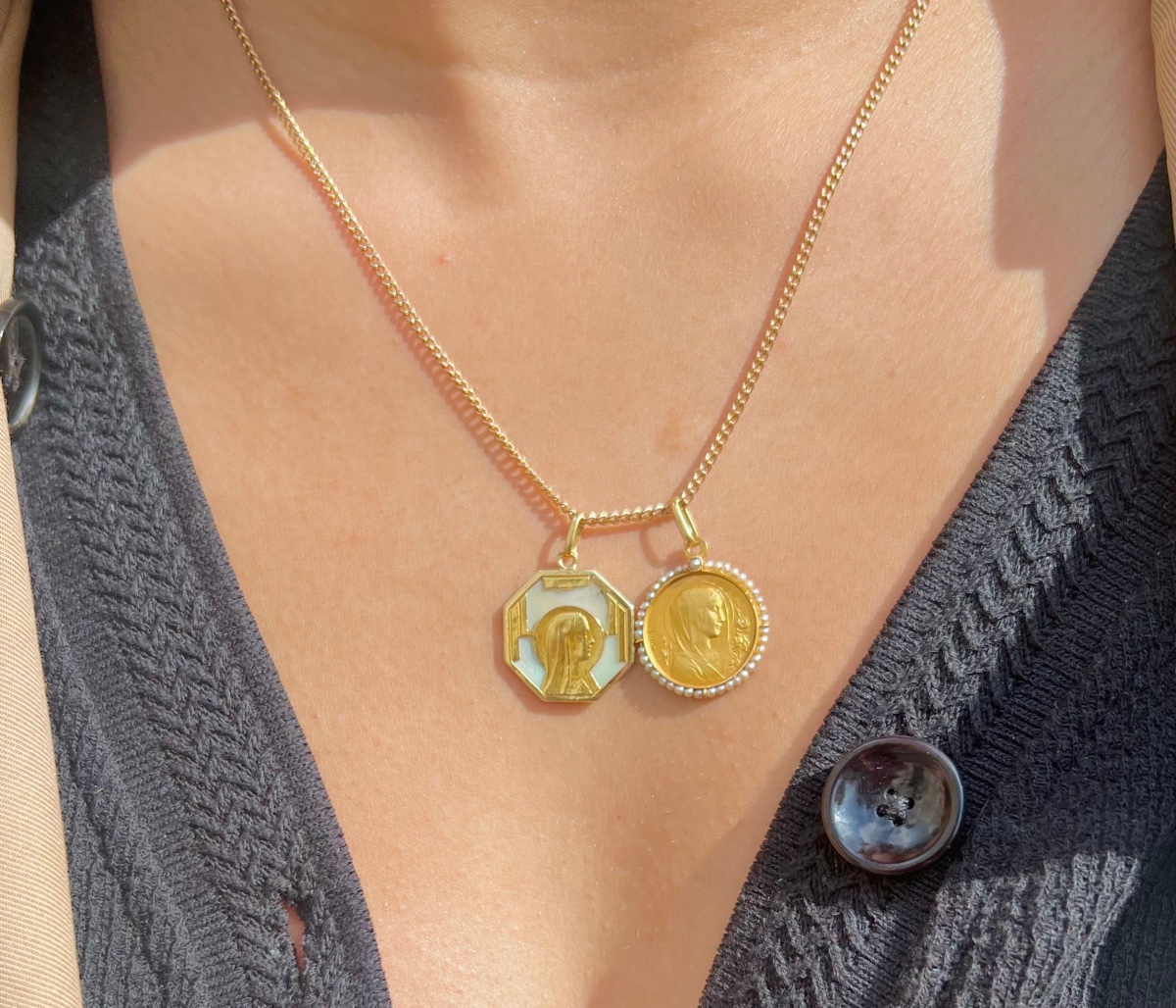 Art Deco Virgin Mary Medal Pendant In Yellow Gold And Mother Of Pearl-photo-2