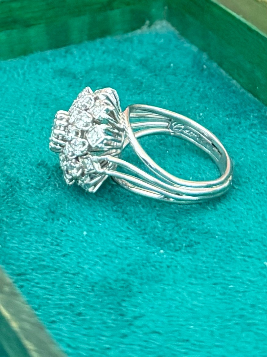 Bague Fleur en or blanc et diamants-photo-3