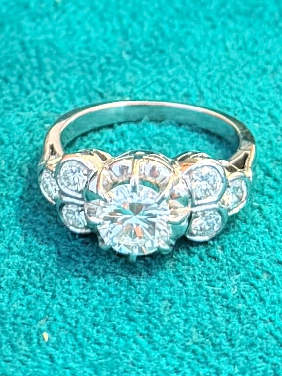 Bague solitaire en platine et diamants 