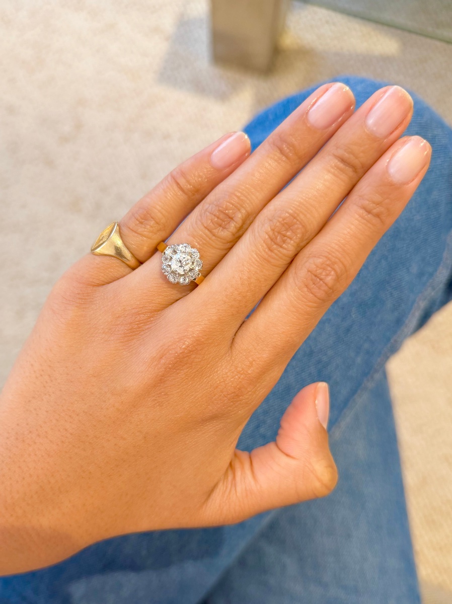 Daisy Ring In Yellow Gold And Diamonds-photo-4