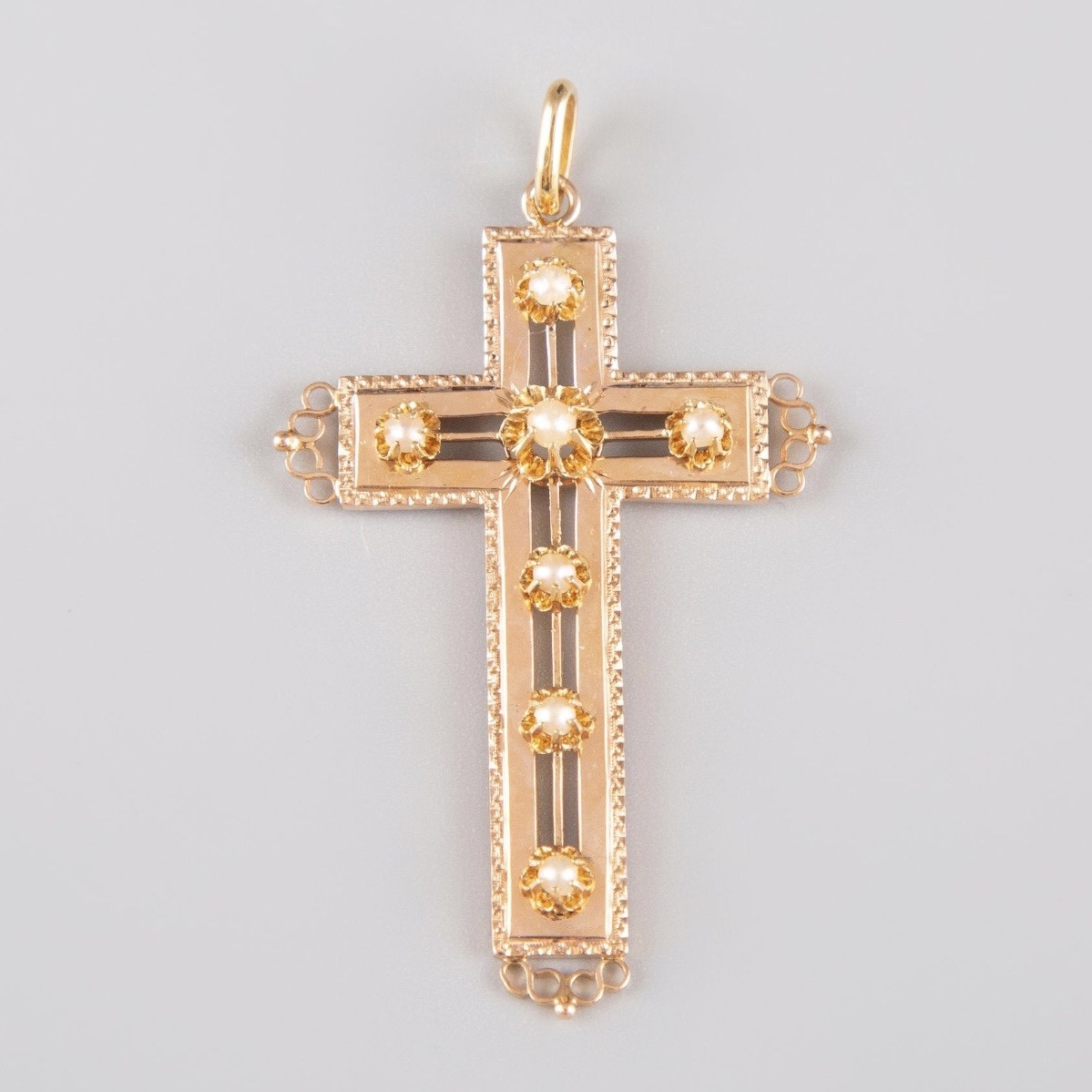 Croix en or rose et perles