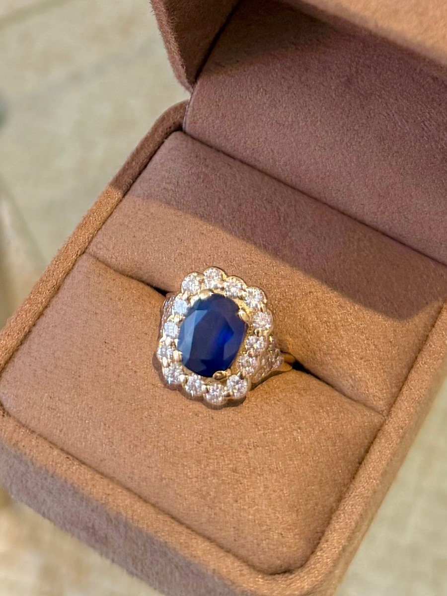 Yellow Gold Ring With Sapphire And Diamonds-photo-1
