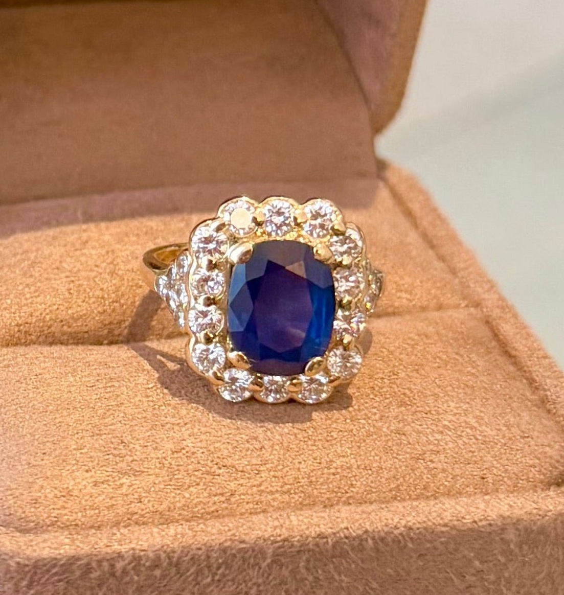 Yellow Gold Ring With Sapphire And Diamonds