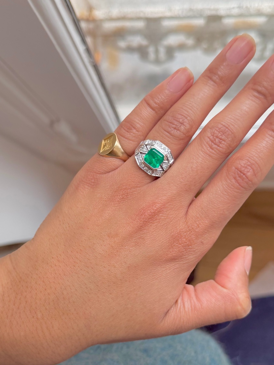 White Gold Band Ring With Emerald And Diamonds-photo-2