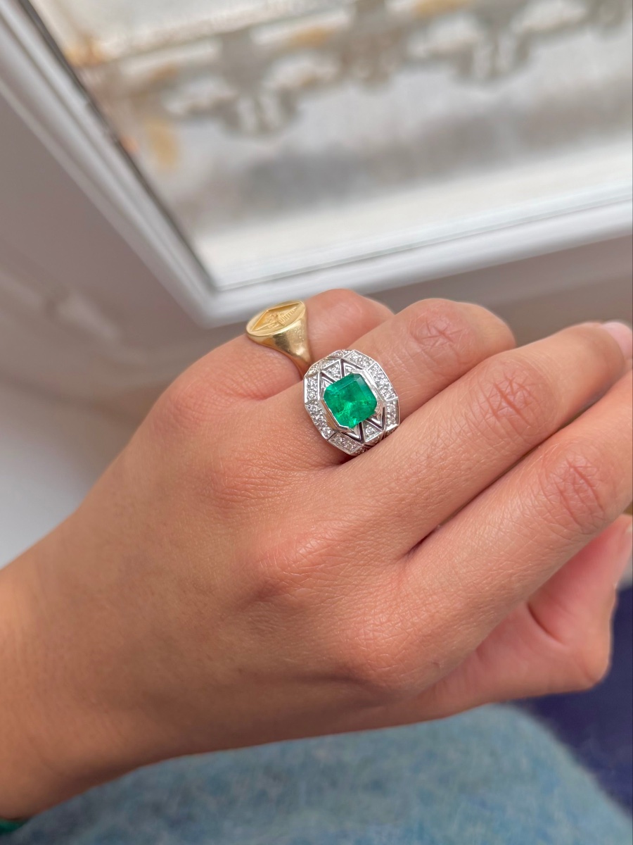 White Gold Band Ring With Emerald And Diamonds-photo-3