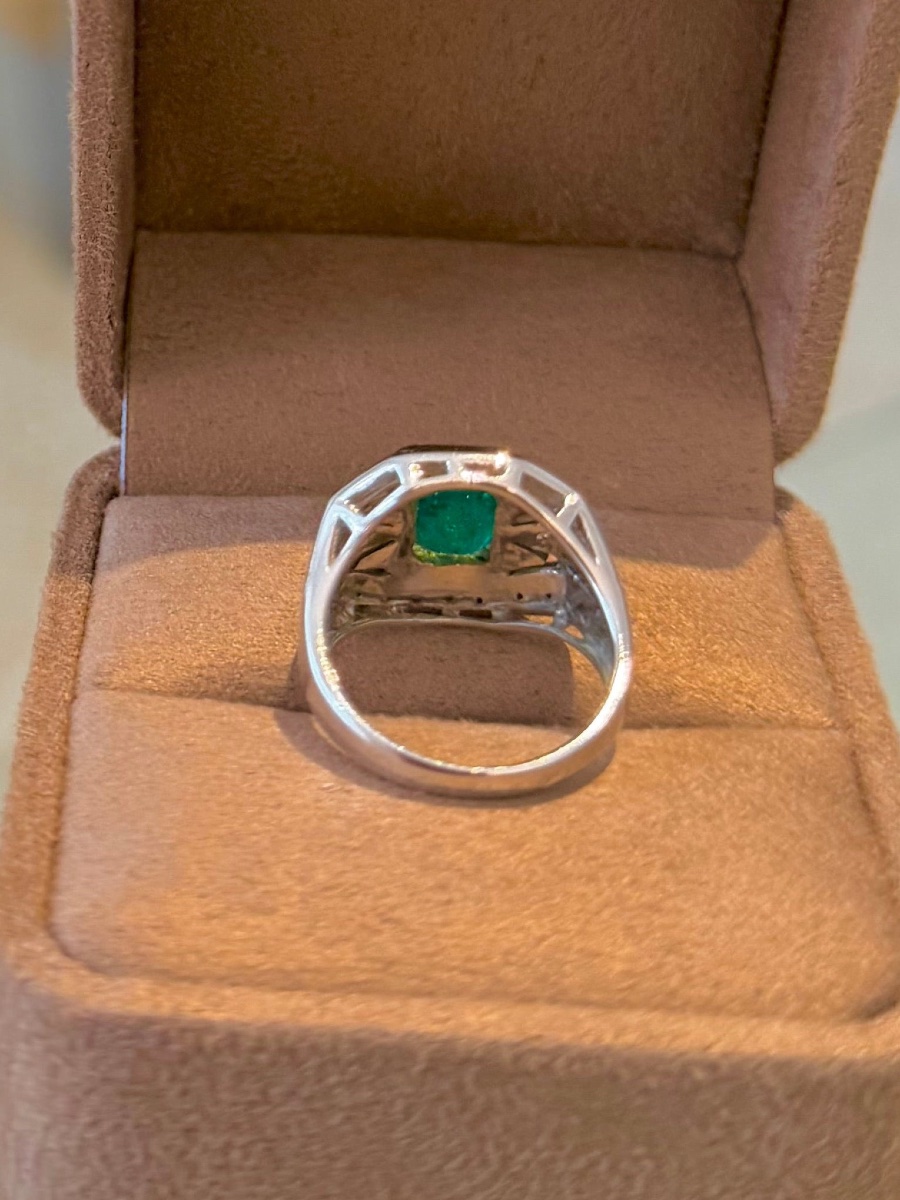 White Gold Band Ring With Emerald And Diamonds-photo-2