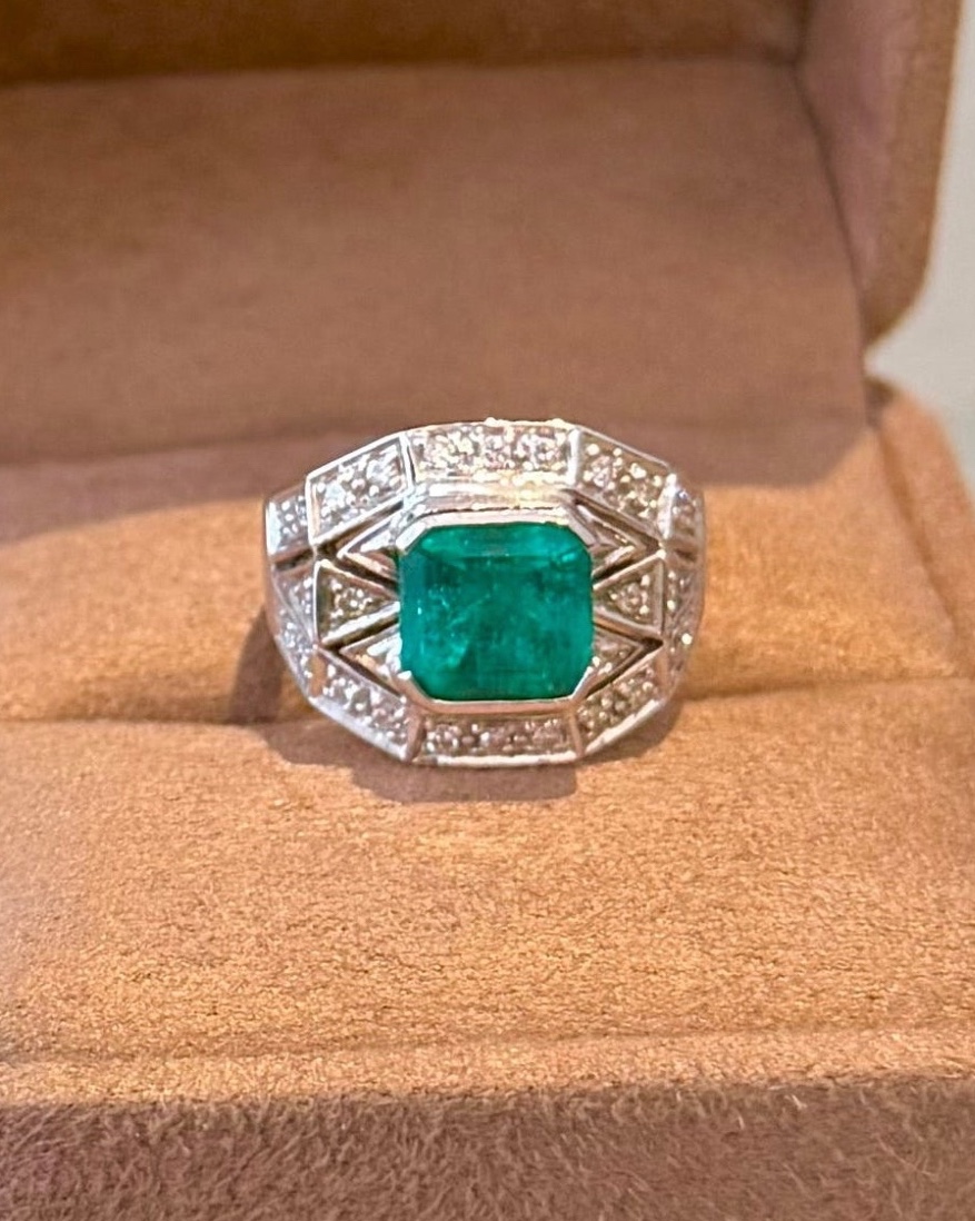 White Gold Band Ring With Emerald And Diamonds