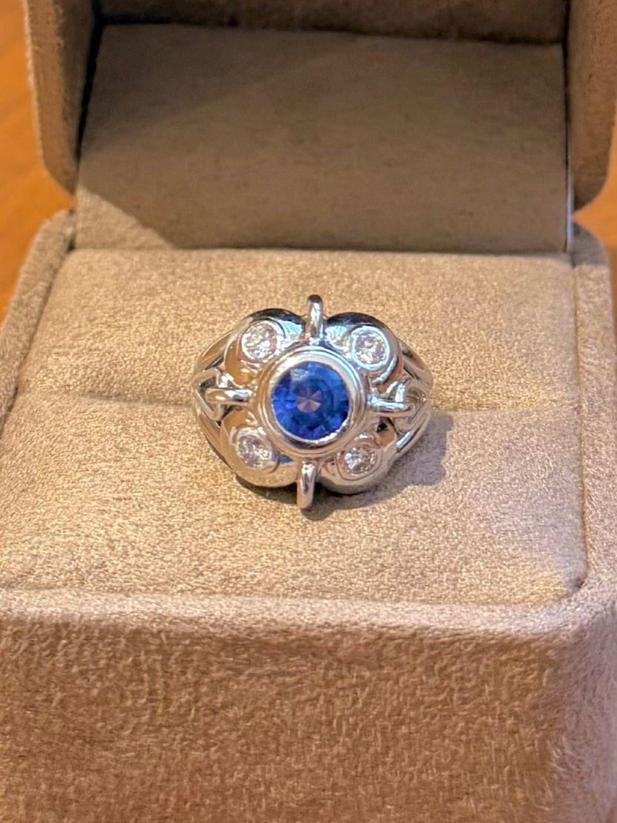 Bague entourage en or blanc saphir et diamants 