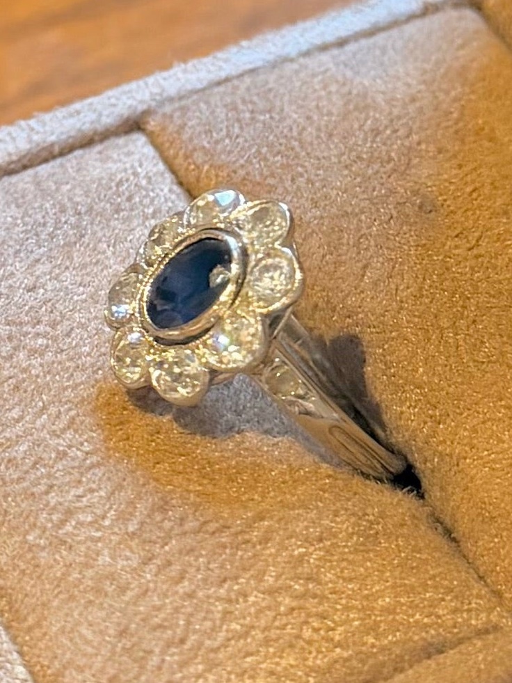 Bague Marguerite en or blanc, saphir et diamants-photo-2