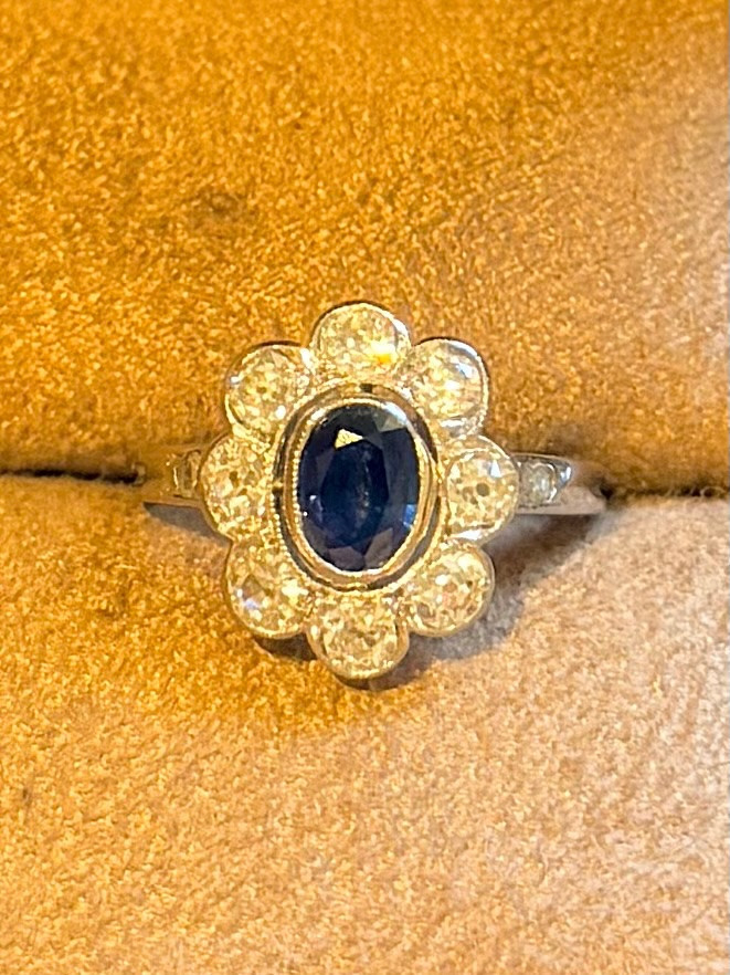 Bague Marguerite en or blanc, saphir et diamants-photo-4