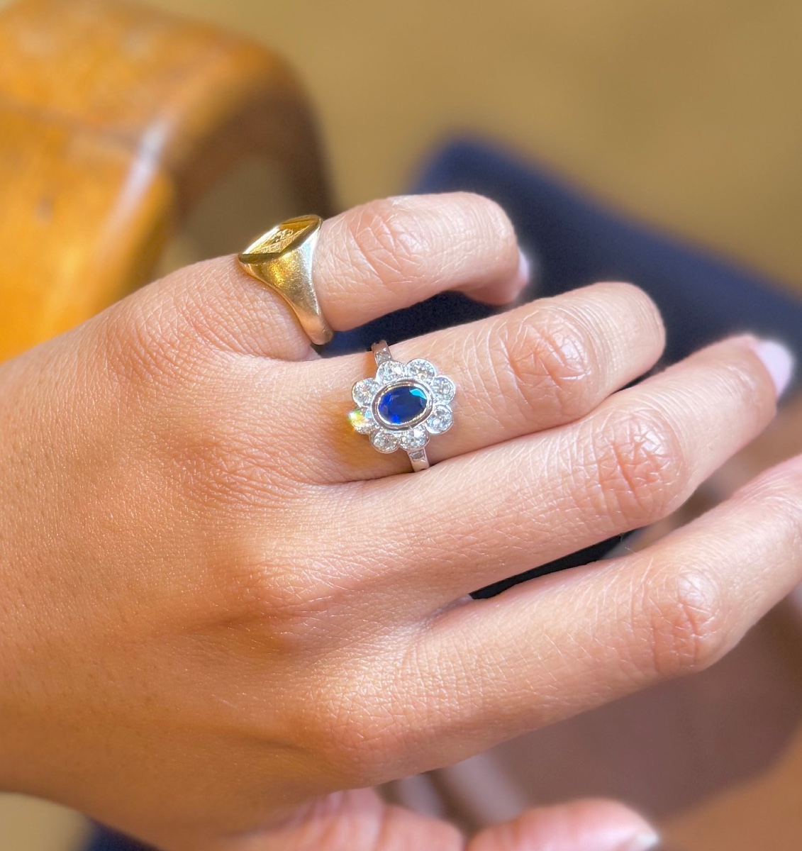 Bague Marguerite en or blanc, saphir et diamants
