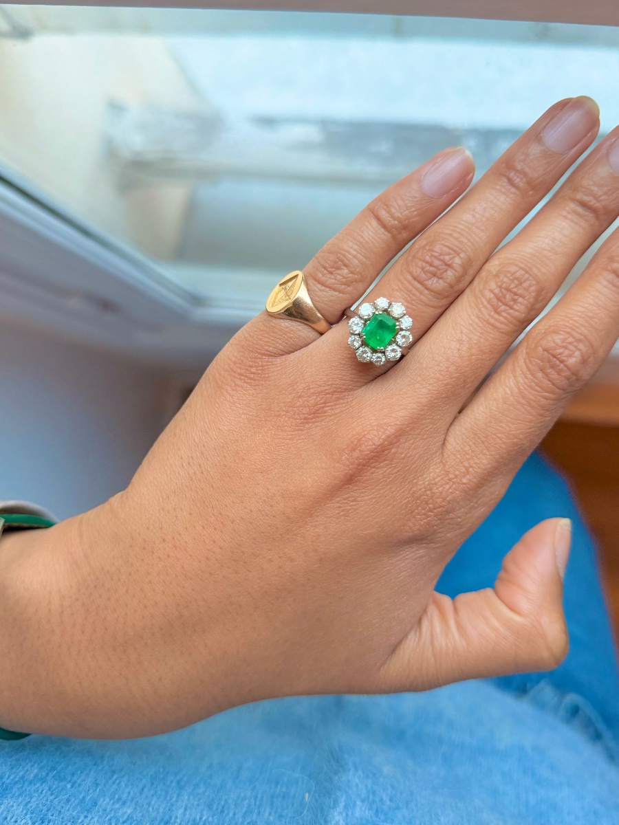 Daisy Ring In White Gold With Emerald And Diamonds-photo-2