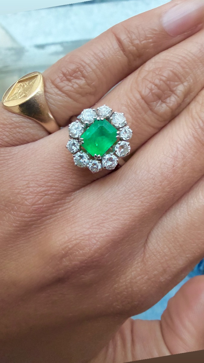 Daisy Ring In White Gold With Emerald And Diamonds-photo-3